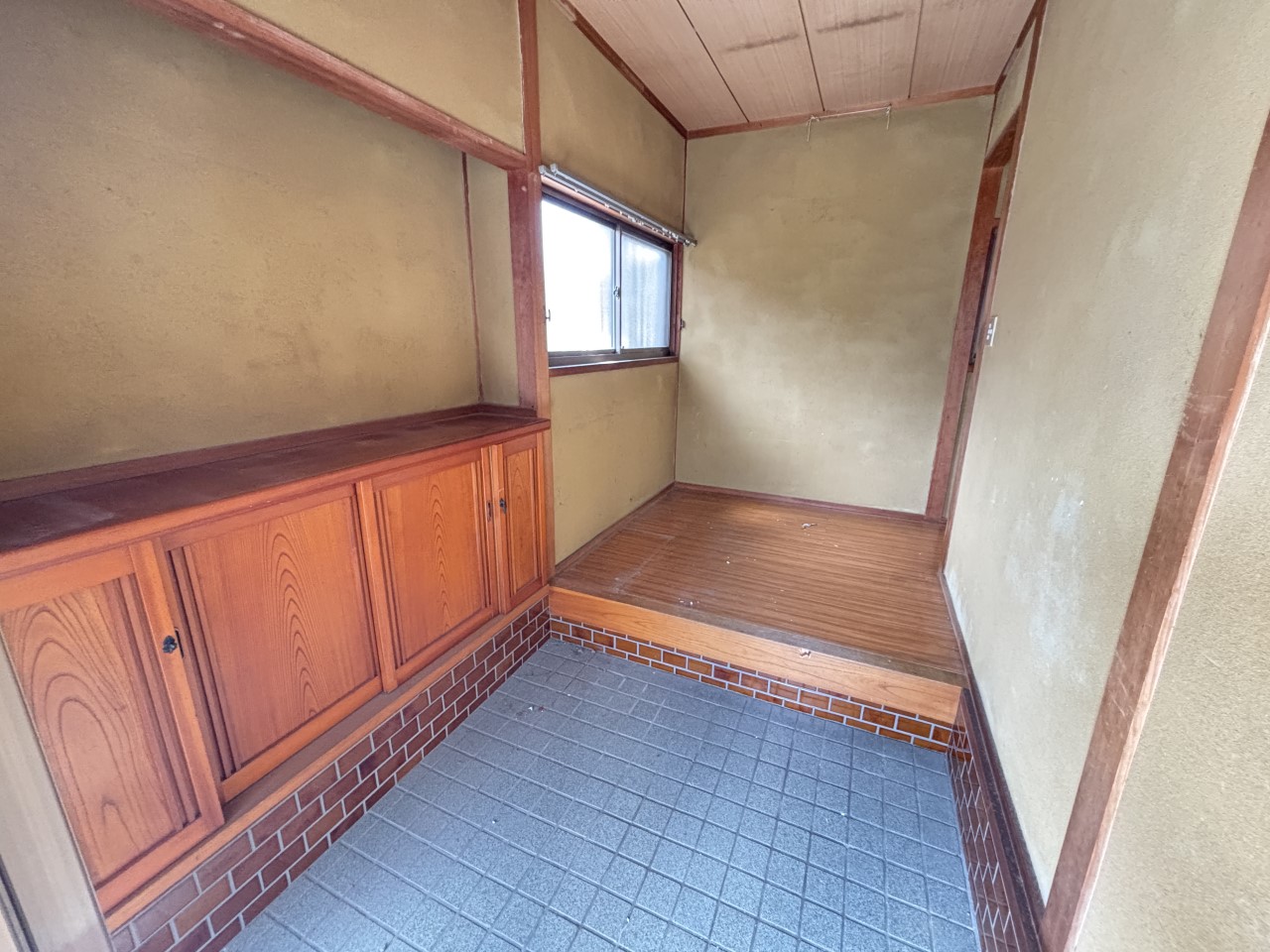 【玄関】温かさとレトロな趣を感じる玄関は収納付きですっきり整います♪※2026年3月撮影