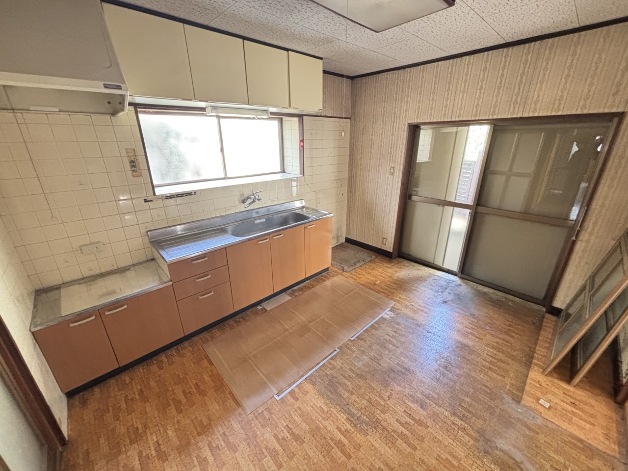 【キッチン】目の前に窓があるので手元を明るく、換気もすぐにできるキッチン♪※2026年3月撮影