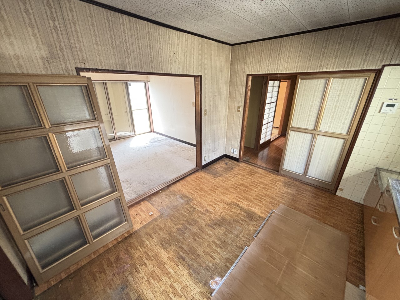 【ダイニングキッチン】磨りガラスが彩る、昭和レトロなダイニング空間です♪※2026年3月撮影