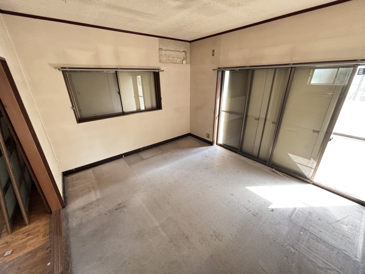 【1F洋室】大きな窓からたっぷりの自然光をお部屋に取り込めます♪※2026年3月撮影