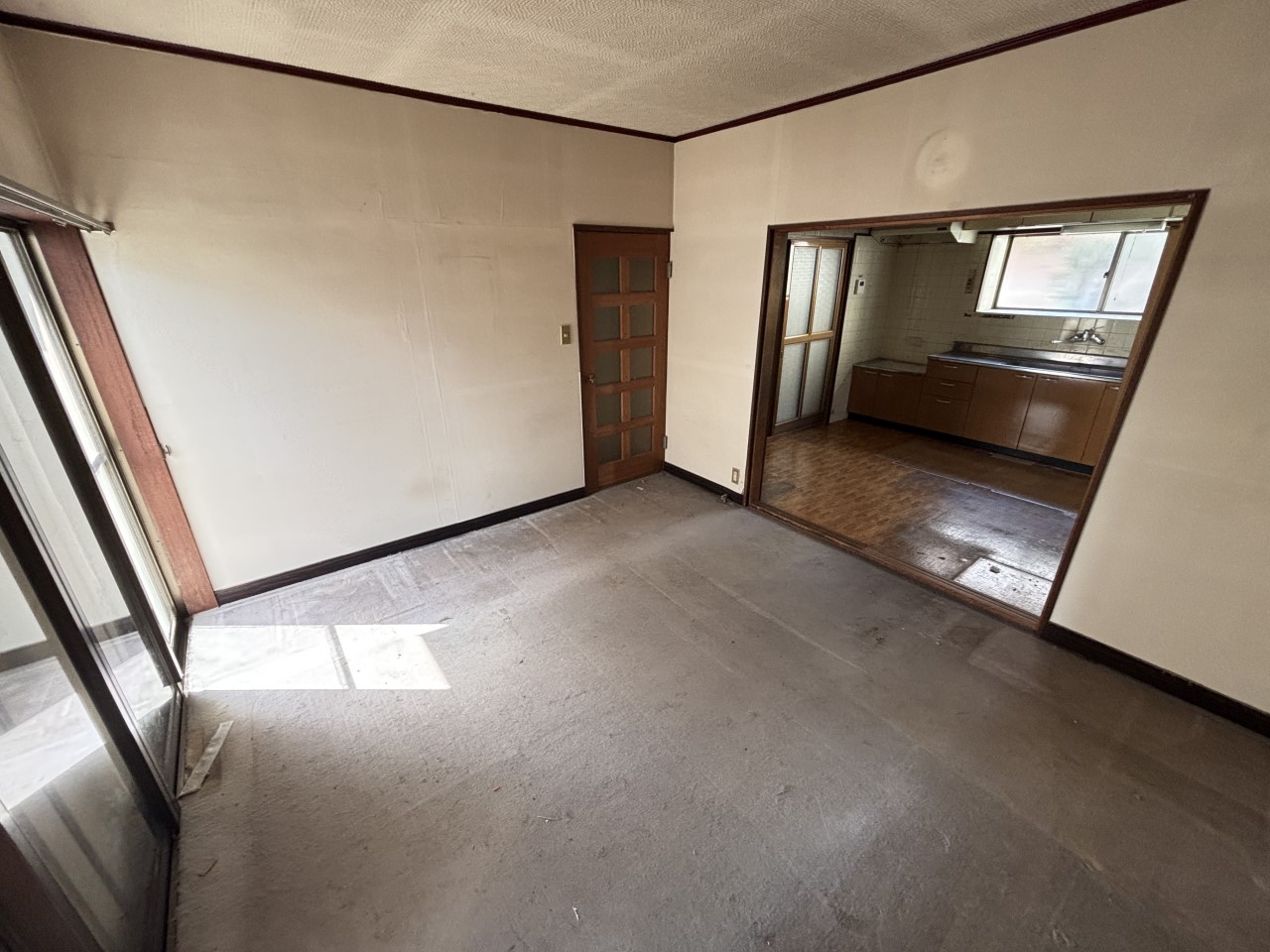 【1F洋室】キッチン横の洋室はリビングとしての使い方もできます♪※2026年3月撮影