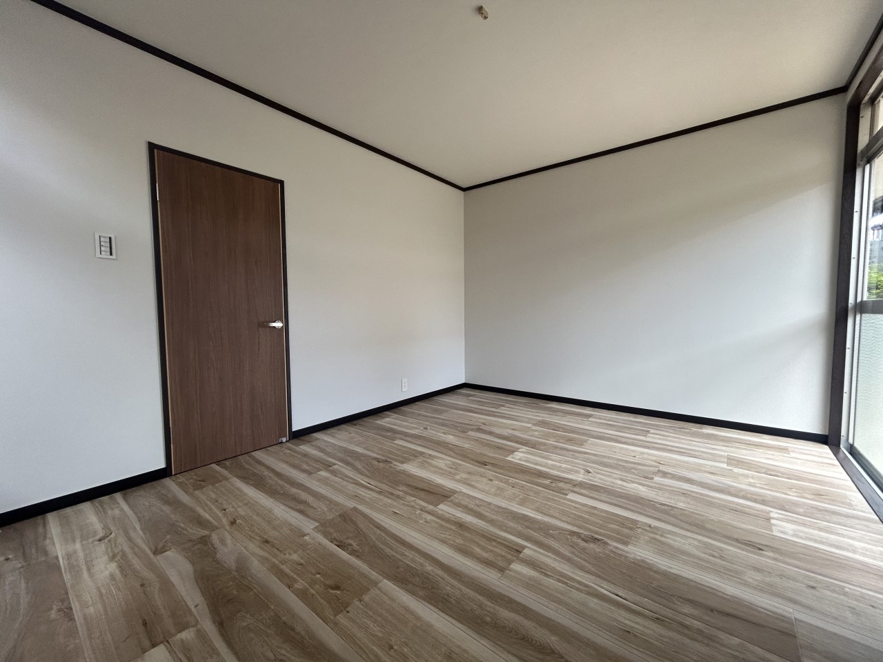 【2F洋室】明るく開放的なお部屋になってます！（2026年7月撮影）※リフォーム後の写真