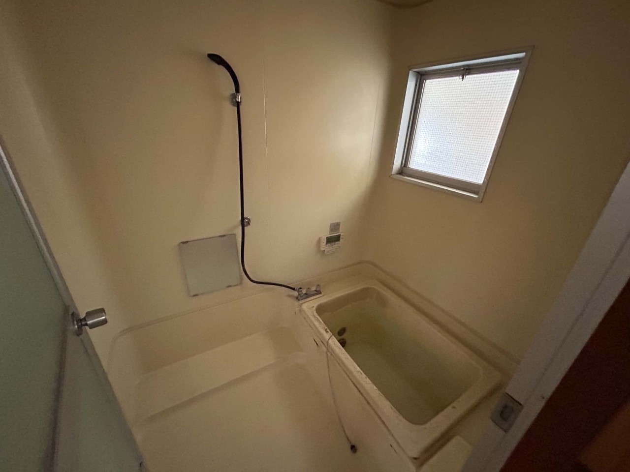 【浴室】窓付きの浴室で自然光が入り、明るくリラックスできる空間です。※2026年2月撮影