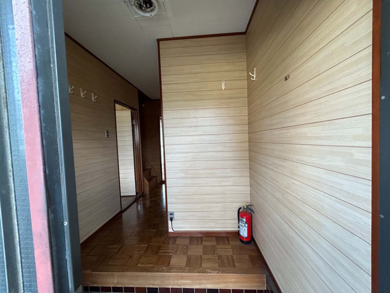 【玄関】陽光あふれる南向き玄関で、毎日の出入り快適な気持ちでお出かけできます。※2026年2月撮影