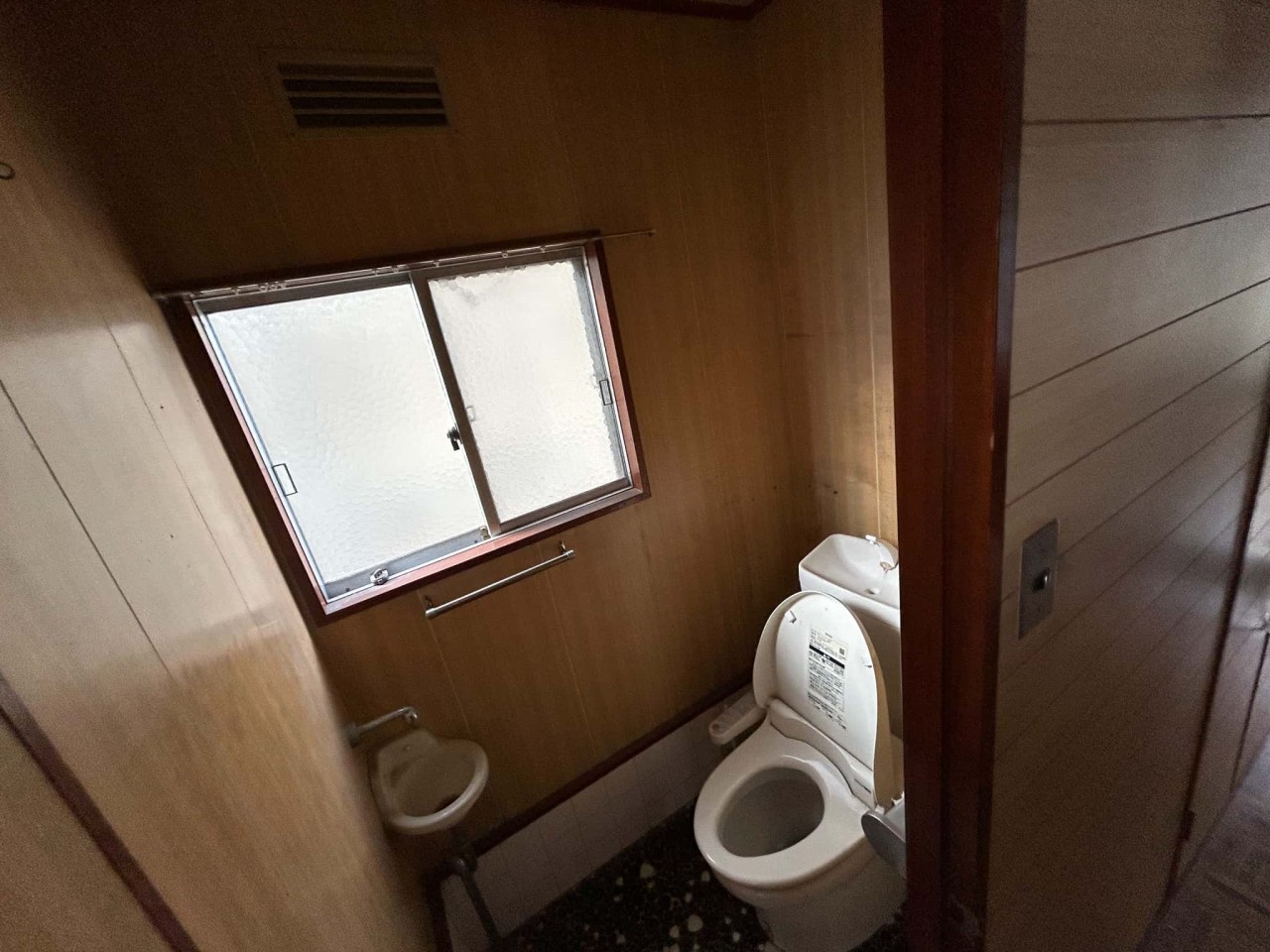《トイレ》窓がついているので換気もらくらく！※2026年2月撮影