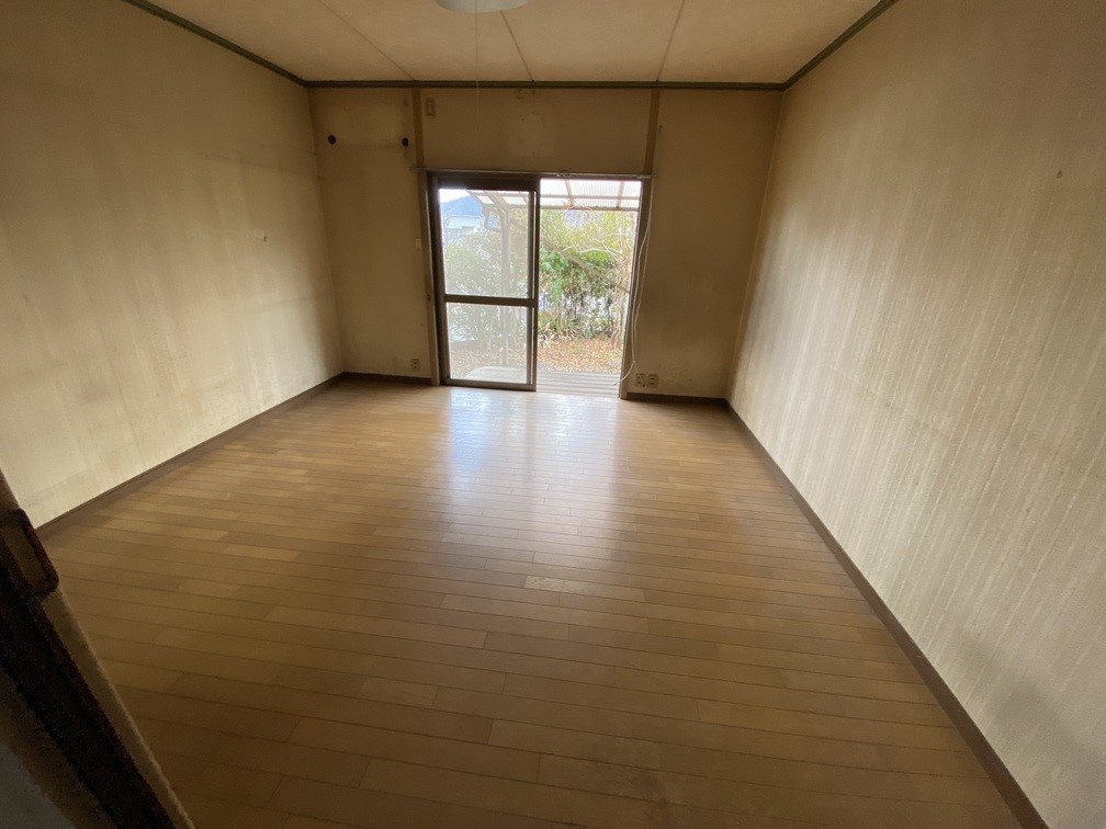 【１F洋室】ダイニングキッチン隣接の洋室。家族の会話も自然に広がる快適空間です※2026年2月撮影