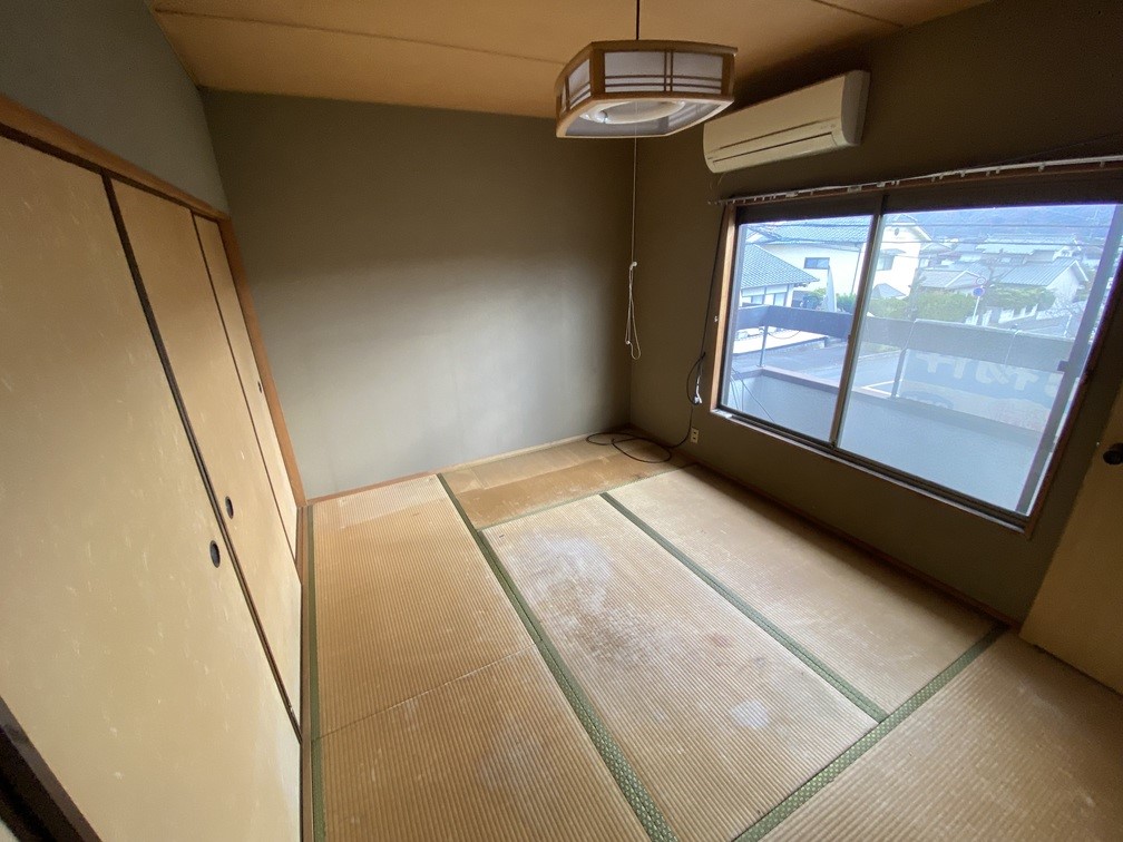 【２F和室】プライベート感と窓からの自然光差し込む、くつろぎ空間です※2026年2月撮影