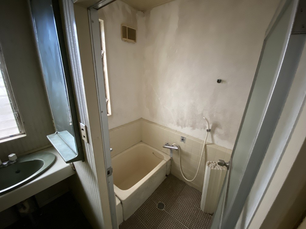 【浴室】自然光が差し込む浴室で、明るく開放的な癒しのバスタイム♪※2026年2月撮影