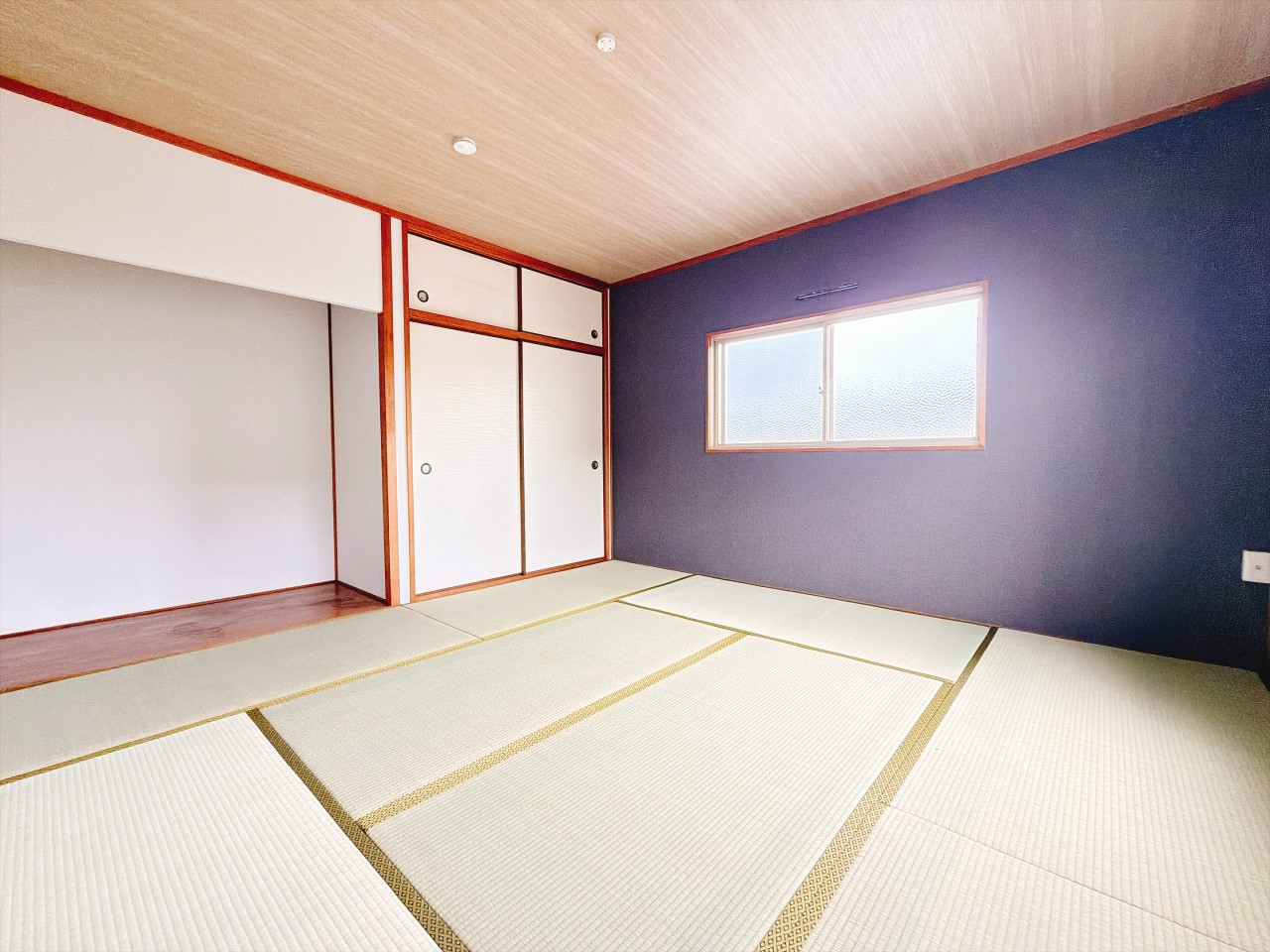 【1F和室】壁のアクセントクロスをシックに仕上げました！（2026年8月撮影）※リフォーム後の写真です