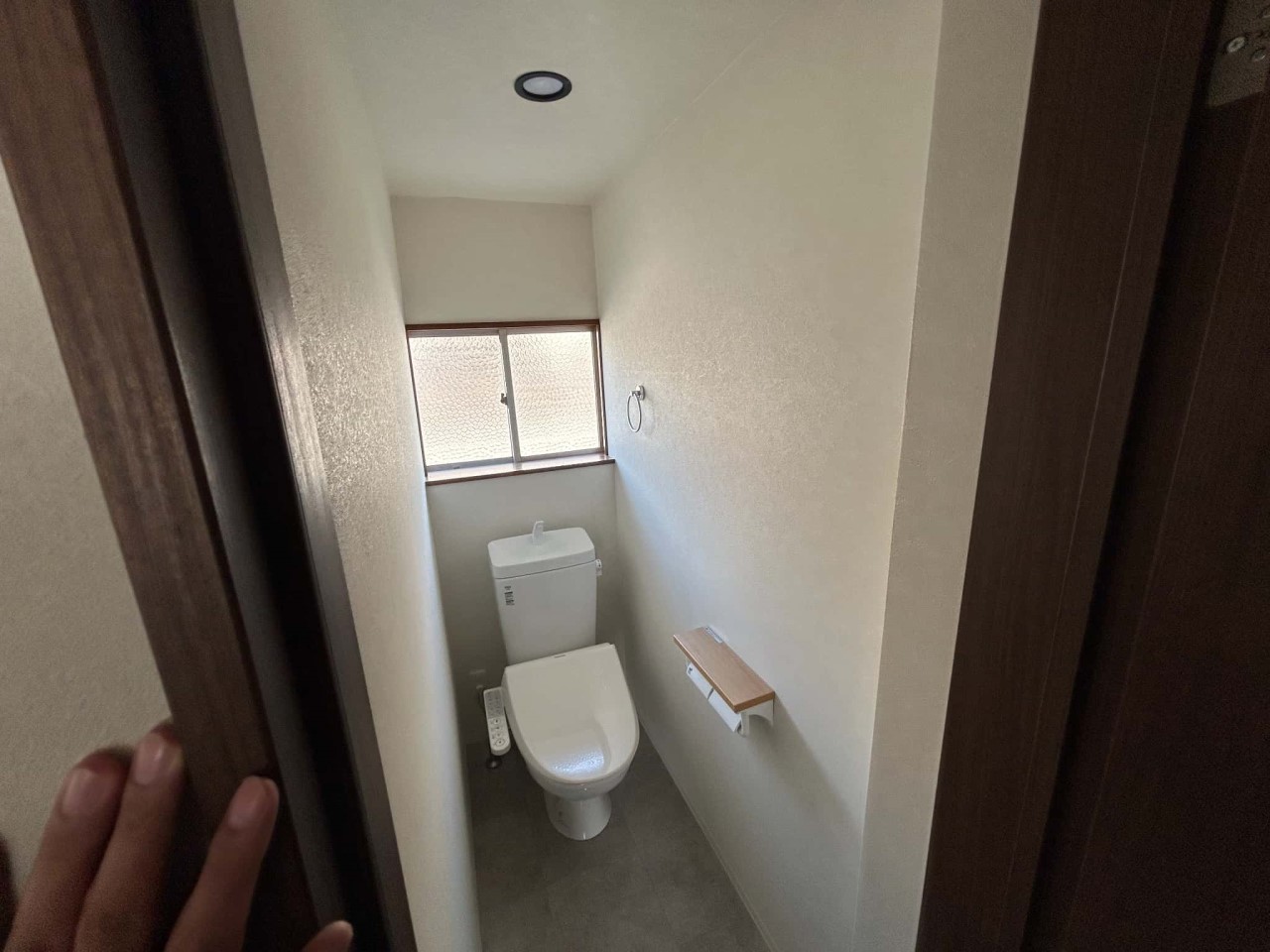 【トイレ】窓付きで換気もスムーズなトイレ。手すり付きで家族みんな安心♪  ※2026年3月撮影
