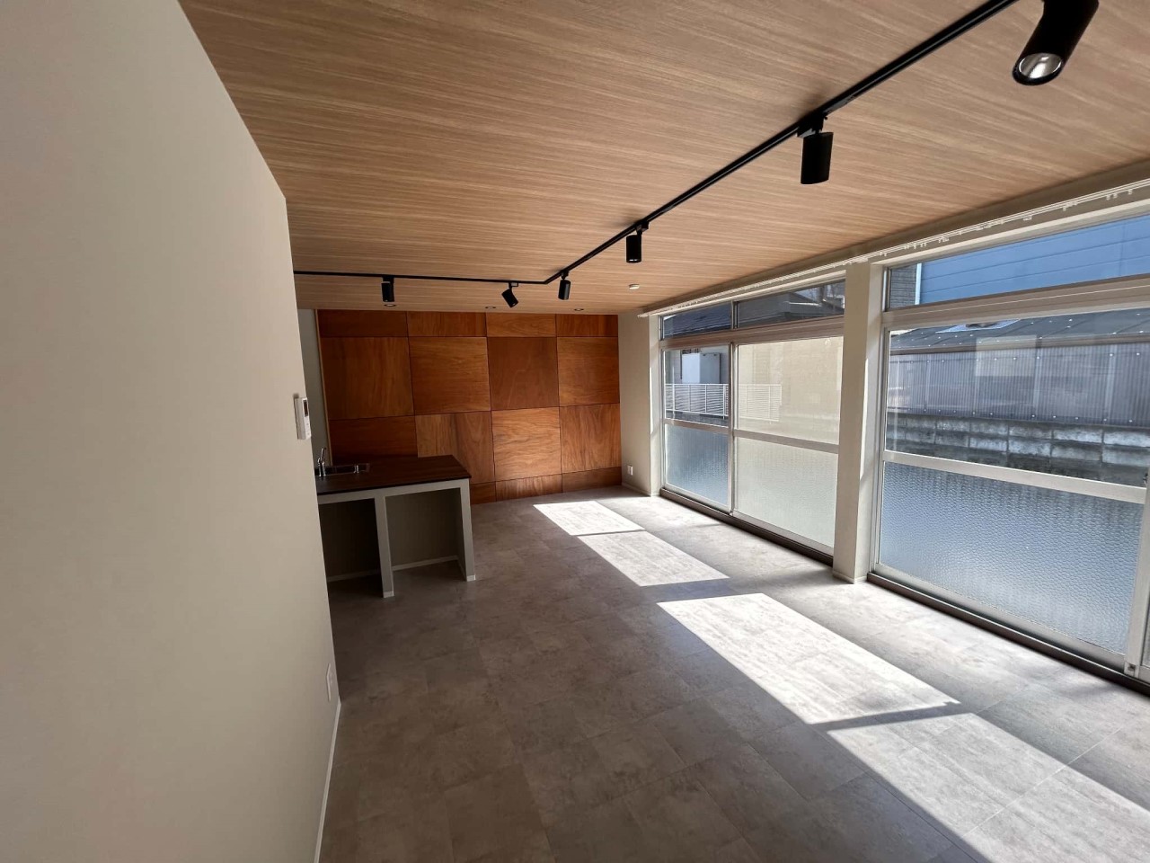 【リビング】南側窓のある日当たりよい22帖の広々リビングです♪※2026年3月撮影