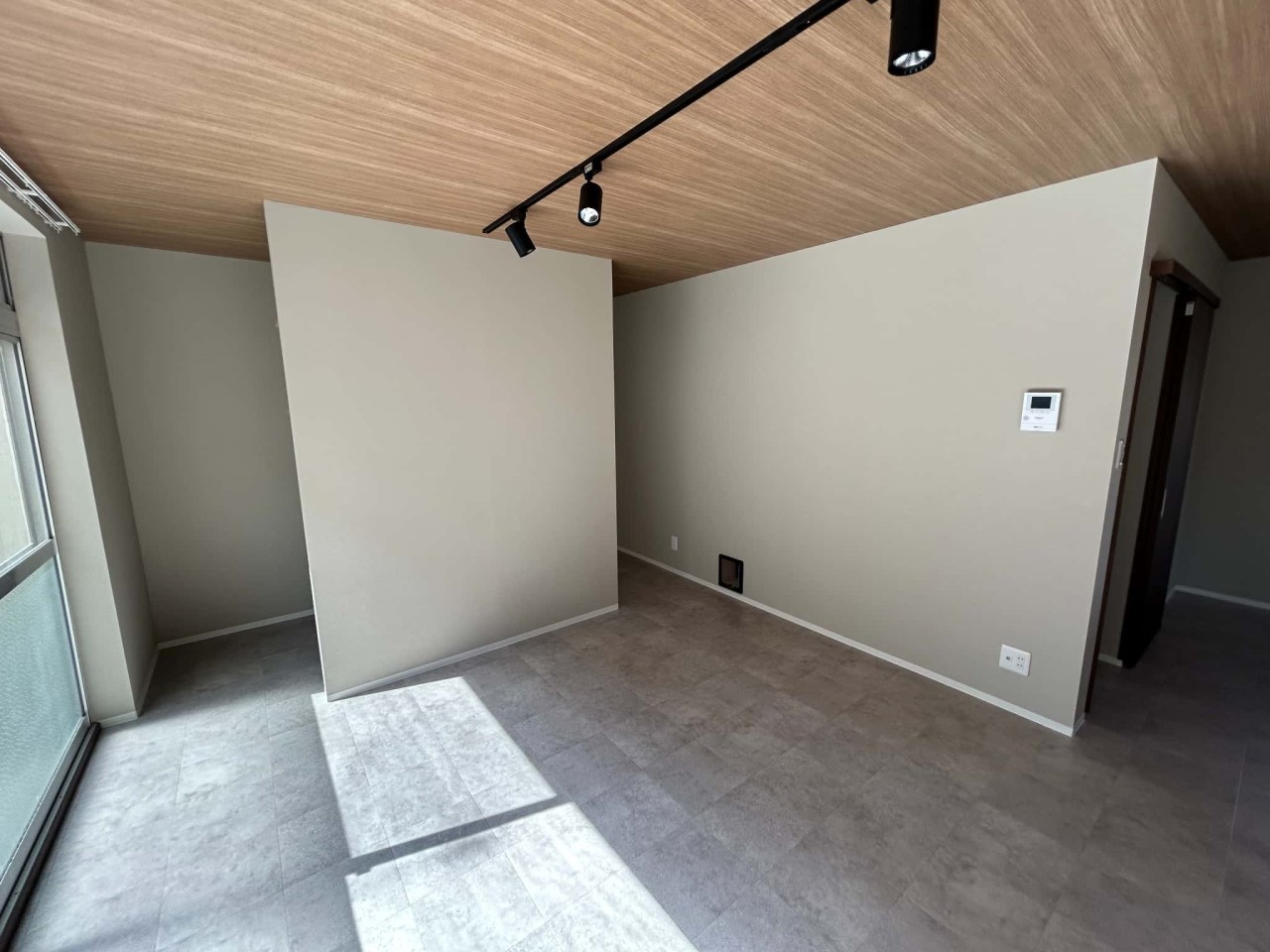 【リビング】木目の天井とグレーのフロアが映える、デザイン性の高いリビングです♪※2026年3月撮影