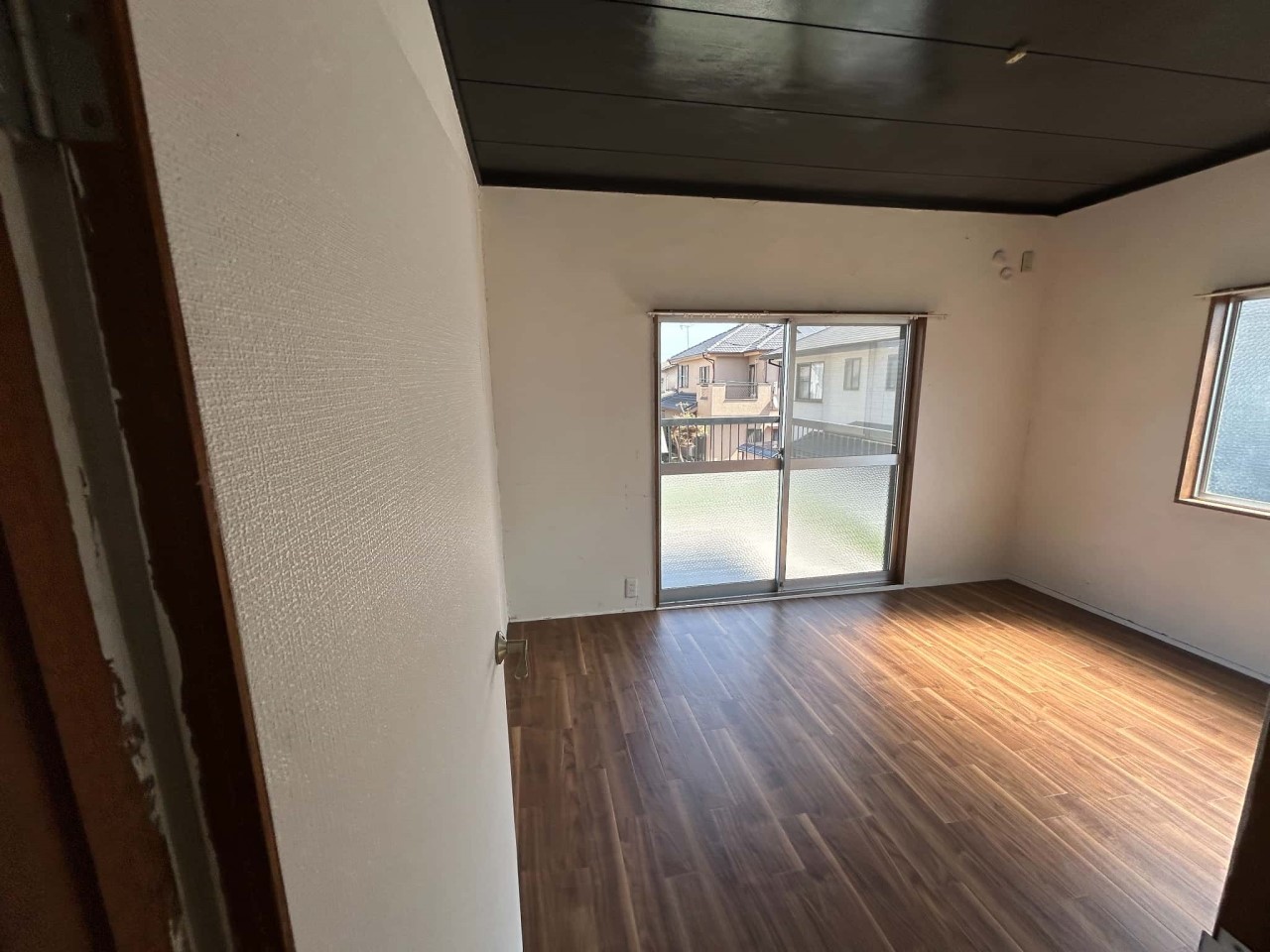 【南側6帖洋室】寝室や書斎、ワークスペースとしても活用できる多用途な洋室です♪※2026年3月撮影