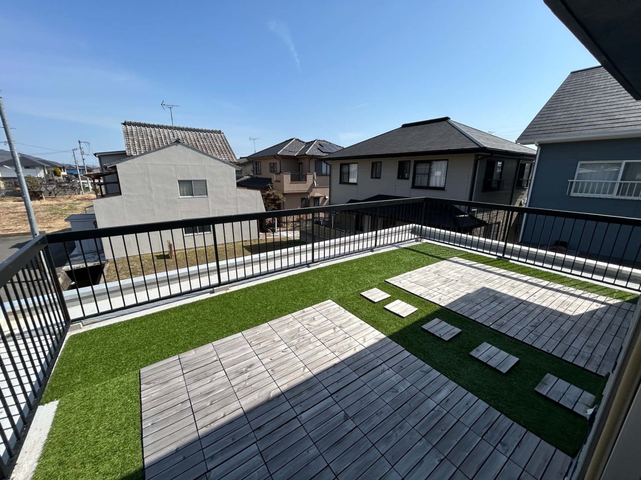 【ルーフバルコニー】家庭菜園やBBQなどが楽しめる広々バルコニーは柵付きで安心♪※2026年3月撮影