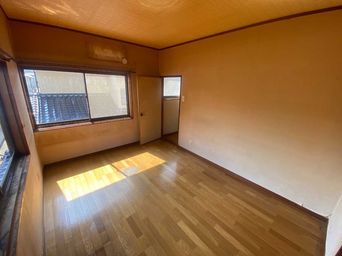 【2階洋室】洋室は寝室や書斎、ワークスペースとしても活用できます♪※2026年４月撮影