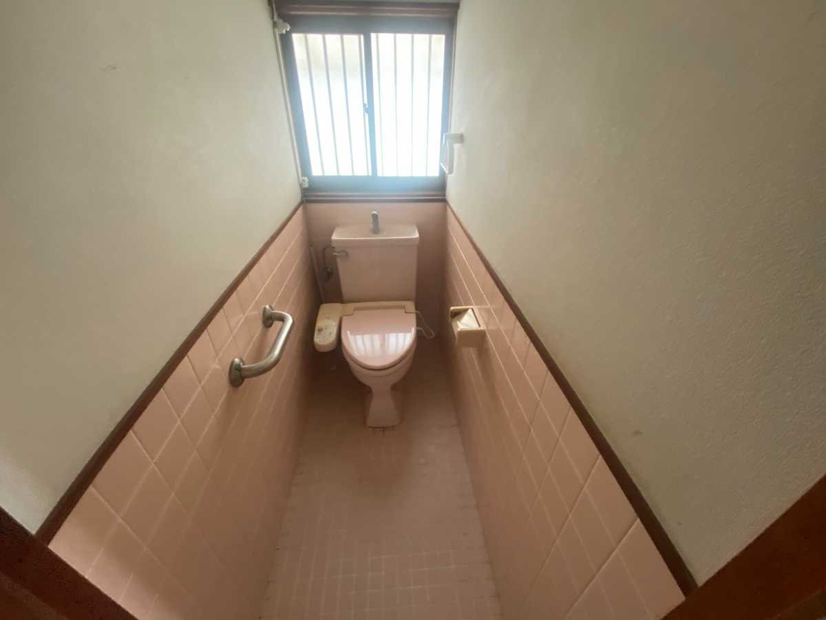 【トイレ】窓付きで換気もスムーズなトイレ。手すり付きで家族みんな安心♪※2026年４月撮影