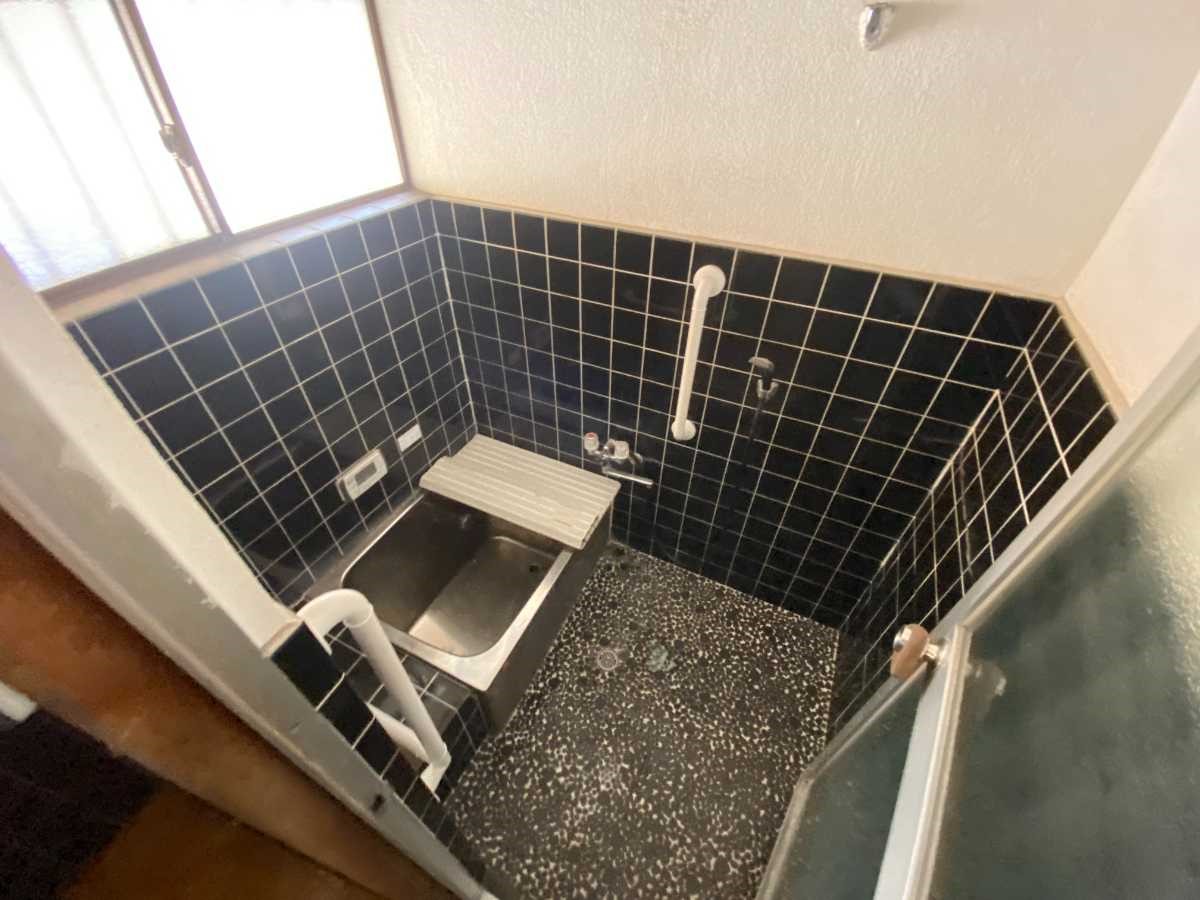 【浴室】窓付き洗面所で湿気がこもらず、毎日清潔な空間を保ちます♪※2026年4月撮影