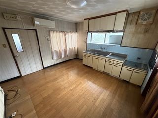 【ダイニングキッチン】日当たりが良いのでダイニングを温かな雰囲気にしてくれます♪※2026年4月撮影