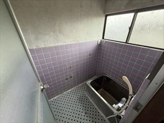【浴室】窓がついていてすぐに換気ができるのでカビができにくくなります♪※2026年4月撮影