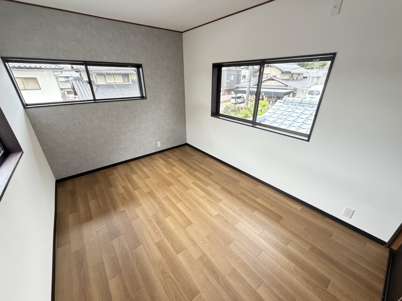 【2F洋室】日当たりのよい２面採光のお部屋です※リフォーム後の写真です※2026年5月撮影