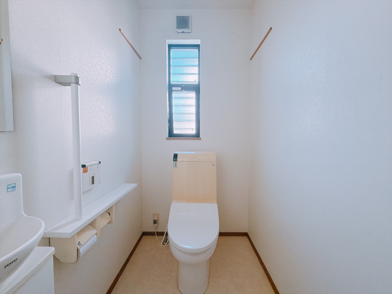 【トイレ】窓付きで換気もらくらくなトイレは2階にも設置されております！※2026年8月撮影