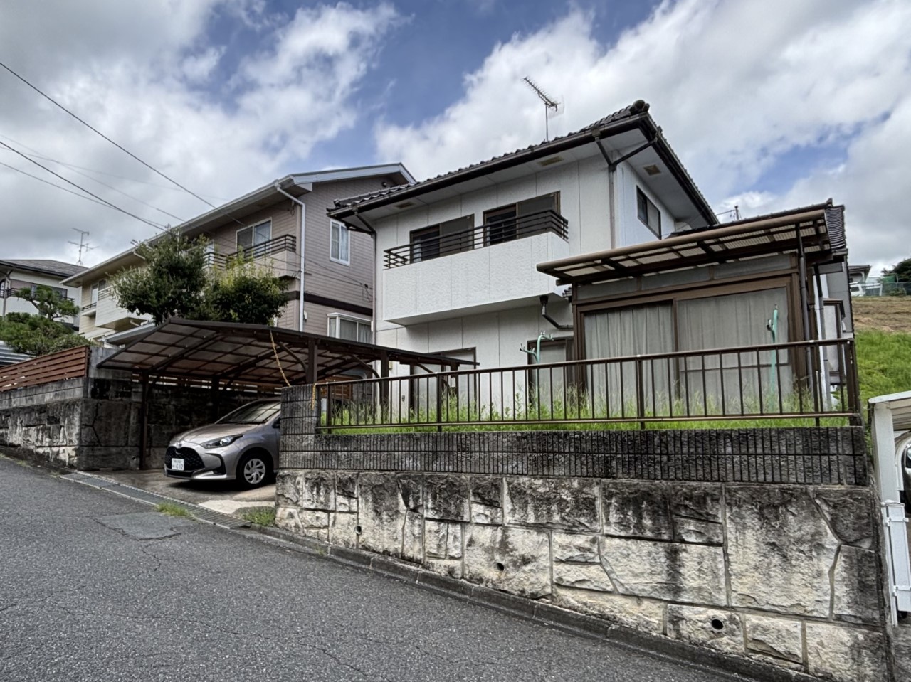 《外観写真》カーポートがついています！