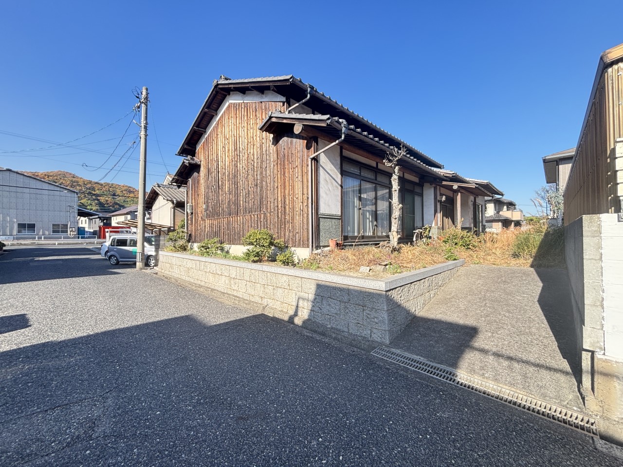 《外観写真》前道広々で駐車もらくらくです♪（2025年11月撮影）