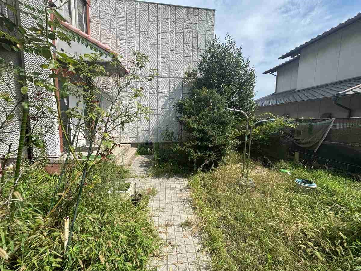 《外観写真》お庭付き！（2025年10月撮影）※リフォーム前写真