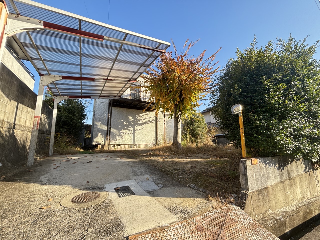 《駐車スペース》広々駐車スペース！※カーポートは撤去予定です。（2025年11月撮影）※リフォーム前写真