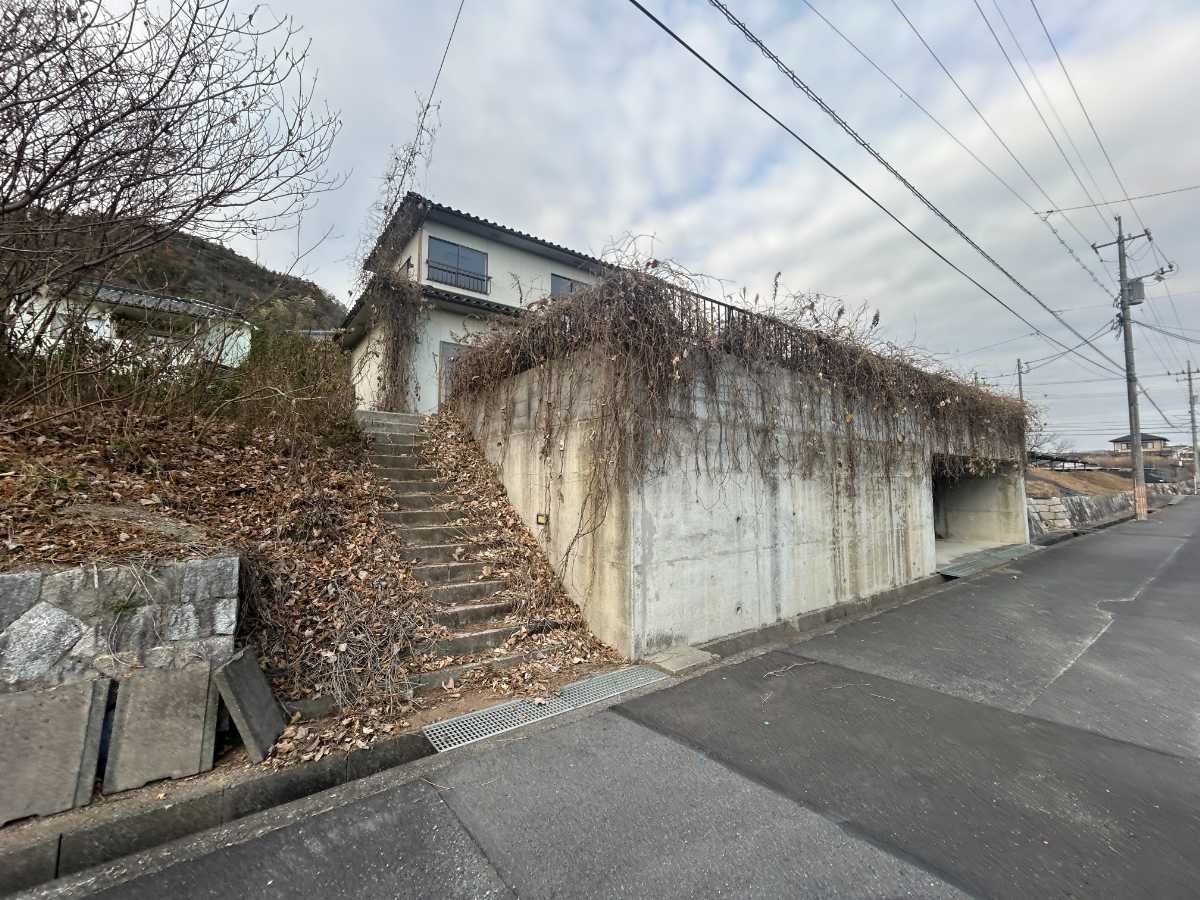 【外観】ゆとりある約90坪の敷地。駐車2台可能です♪（2026年2月撮影）※リフォーム前写真