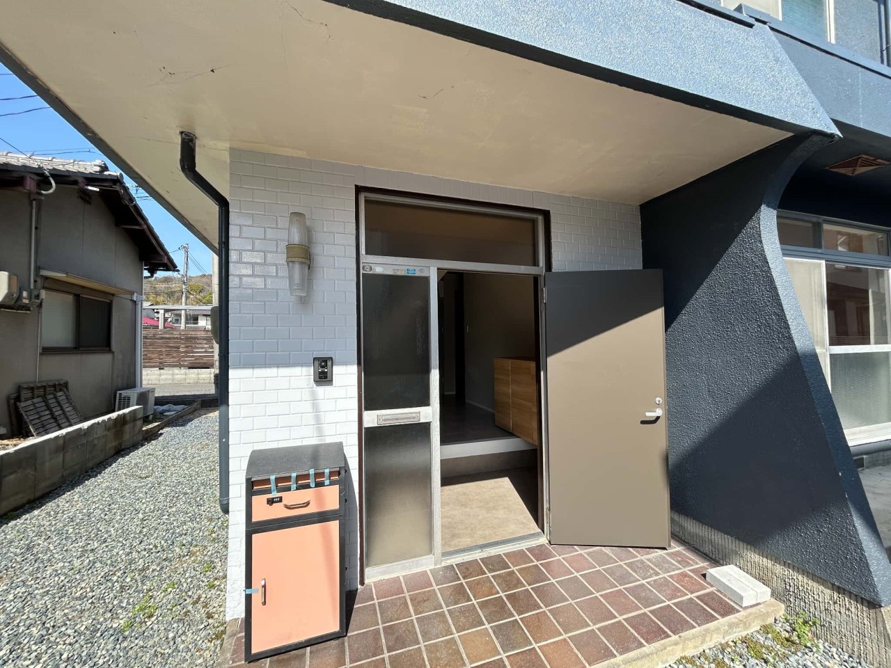 【玄関】雨の日も安心の屋根付き玄関♪※2026年3月撮影