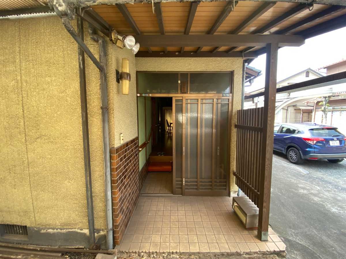 【玄関】雨の日も安心の屋根付き玄関♪※2026年4月撮影