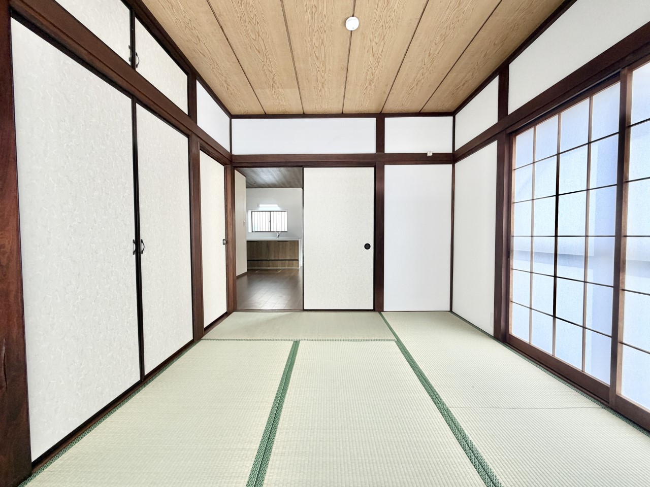 ◆1階和室（リフォーム後）｜6帖の和室です。リビングを通らなくても出入りができるので、客間にぴったり。押入れも付いていて収納にも困りません。