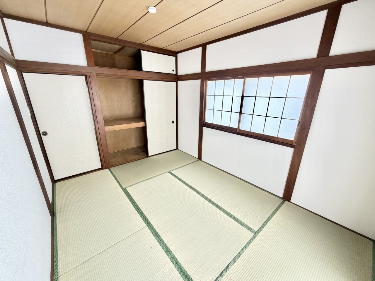 ◆2階和室（リフォーム後）｜6帖の和室です。押入れも付いていて収納にも困りません。