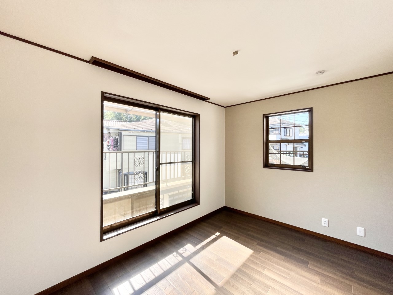 ◆2階洋室（リフォーム中）｜明るい日差しが降り注ぐお部屋に、居心地の良さを感じさせるコーディネート。