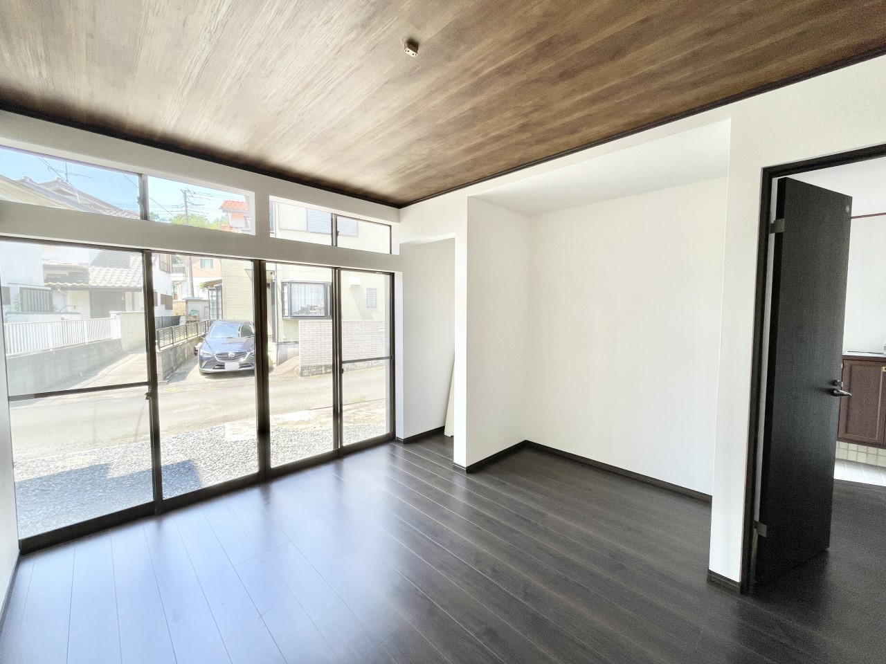 ◆1階洋室（リフォーム後）｜明るい日差しが降り注ぐお部屋に、居心地の良さを感じさせるコーディネート。