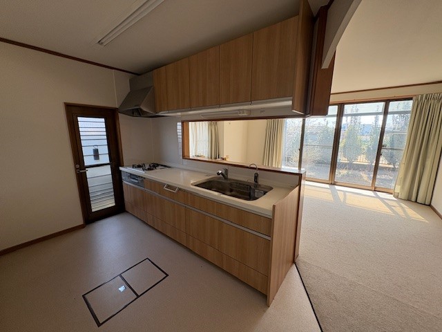 【キッチン】対面キッチンなので、お料理中もご家族の様子を見ることができます♪  ※リフォーム前写真  