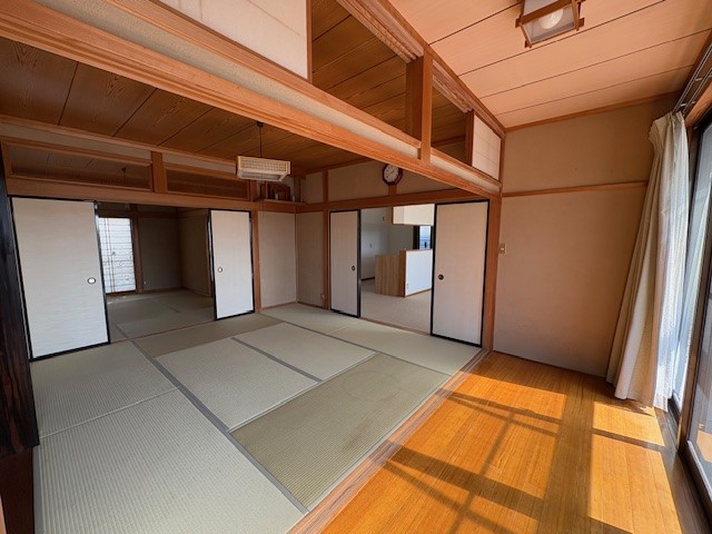 【8帖和室】日当たり良好な縁側付き。客間や趣味の場として多彩に使える和室です♪  ※リフォーム前写真