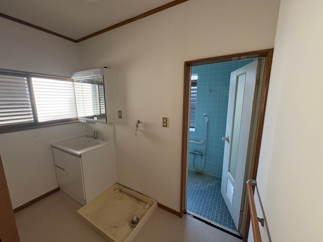 【脱衣所】窓のある脱衣所は湿気がこもらず、清潔な空間を保てます♪  ※リフォーム前写真  