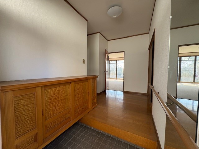 【玄関】玄関には大きな鏡がございます！お出かけ前の身だしなみチェックができます♪  ※リフォーム前写真