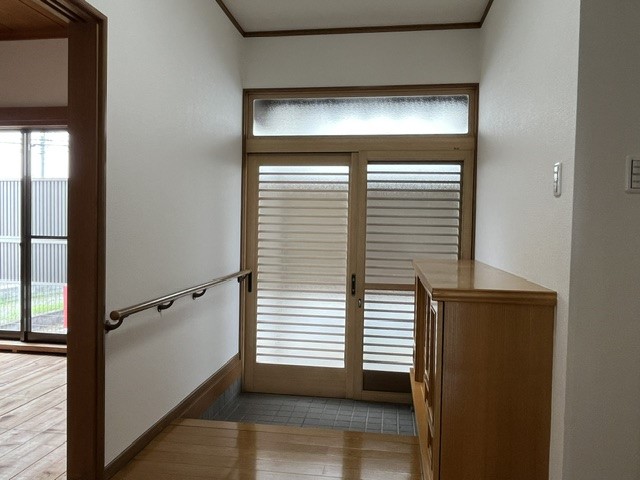 【玄関】下駄箱の上には思い出の品などを飾ることができます♪※リフォーム後写真