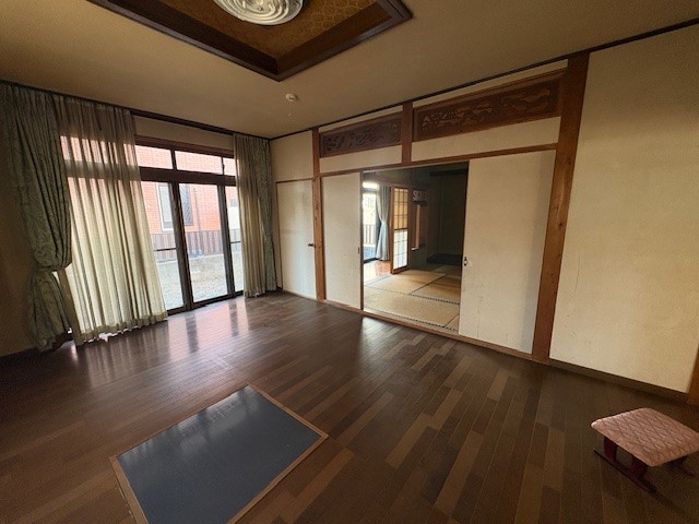 【1階洋室】大きい窓があるので開放感が感じられます。