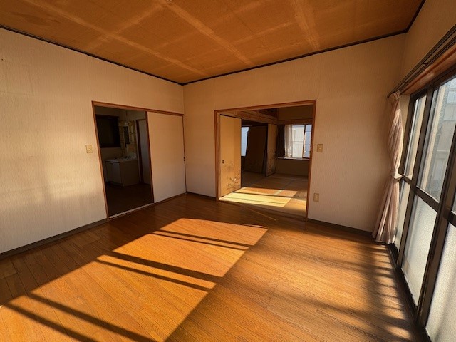 【2階洋室】ダブルベッドを置いても余裕があるお部屋です♪