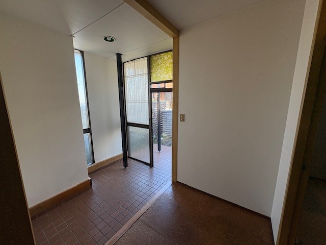 【玄関】自然光の入る明るい玄関♪