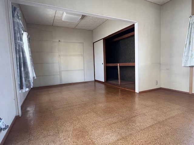 【洋室】1.5間の収納付き。季節物も収納できます♪