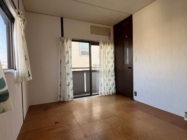 【洋室】窓が2つあるので、風通し・日当たり良好です◎