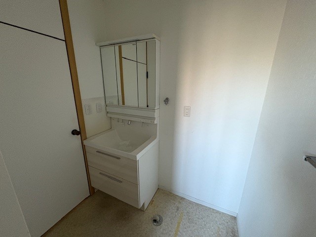 【洗面脱衣所】化粧台はヘアーセットにありがたい3面鏡♪