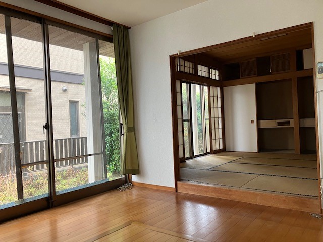 【リビング】窓が大きいので開放感があります。