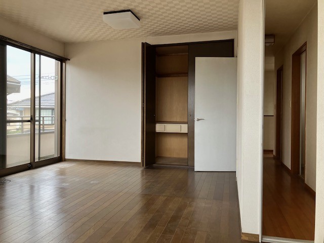 【洋室】バルコニーに出入りできるお部屋です。