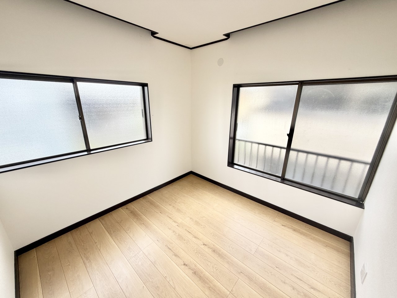 ◆2階洋室（リフォーム後）｜明るい日差しが降り注ぐお部屋に、居心地の良さを感じさせるコーディネート。